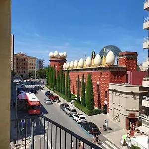 Enfrente Del Museo Dali Figueras